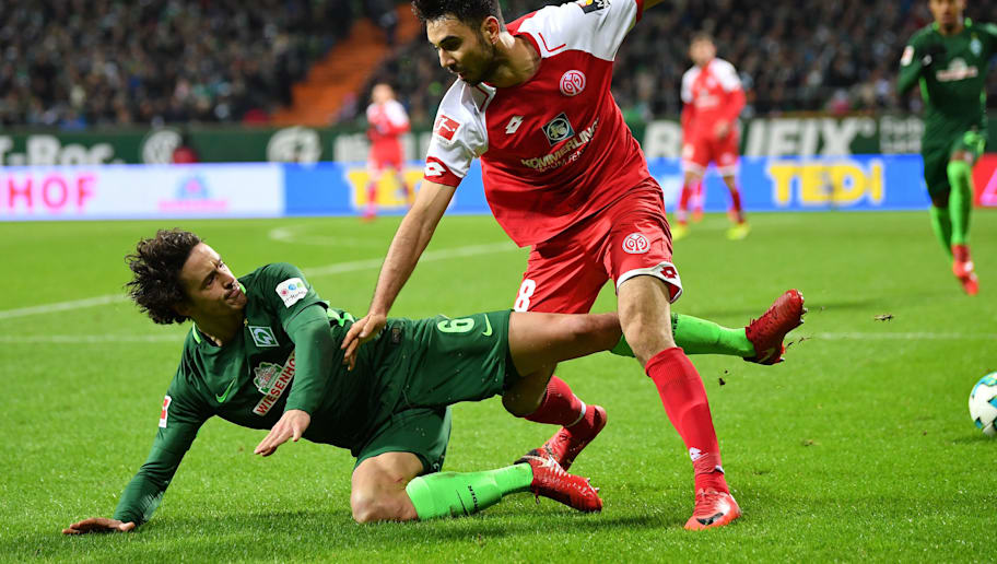Stuart Franklin/GettyImages BREMEN, GERMANY - DECEMBER 16: Thomas Delaney of Bremen is challenged by Gerrit Holtmann of Mainz during the Bundesliga match between SV Werder Bremen and 1. FSV Mainz 05 at Weserstadion on December 16, 2017 in Bremen, Germany. (Photo by Stuart Franklin/Bongarts/Getty Images)