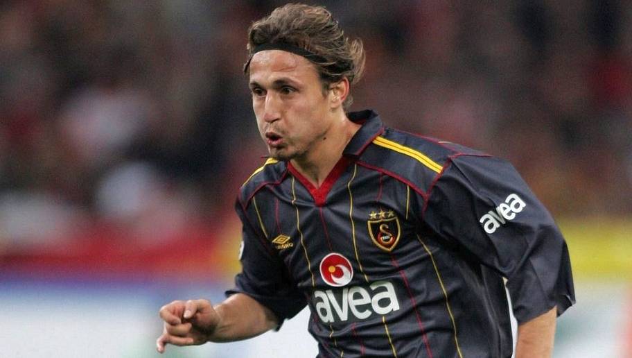 Moritz Winde/GettyImages GELSENKIRCHEN, GERMANY -JANUARY 15: Fussball: Testspiel 2005, Gelsenkirchen; FC Schalke 04 - Galatasaray Istanbul 0:1; Ayhan AKMAN / Istanbul 15.01.05. (Photo by Moritz Winde/Bongarts/Getty Images)
