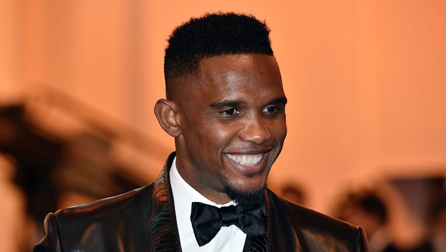 Former Chelsea Barcelona Striker Samuel Eto O Mobbed At Airport As He Jets In To Sign For New Club 90min
