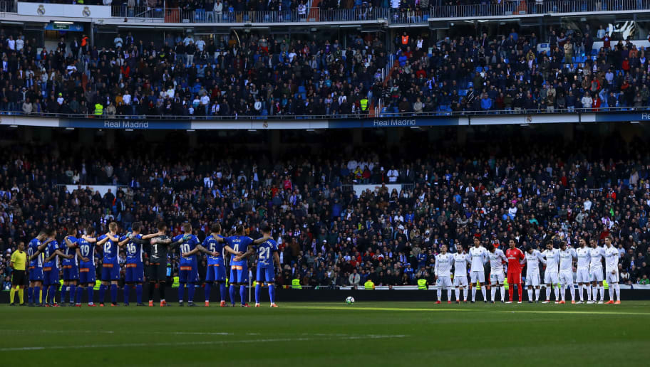 MADRID, SPAIN - FEBRUARY 24: Real Madrid CF (R) and Deportivo Alaves (L) players observe one minute of silence in memorial of the riot police officer deceased during the riots between ultra fans of Athletic Club and FC Spartak Moscow in Bilbao this week prior to start the La Liga match between Real Madrid CF and Deportivo Alaves at Estadio Santiago Bernabeu on February 24, 2018 in Madrid, Spain. (Photo by Gonzalo Arroyo Moreno/Getty Images)
