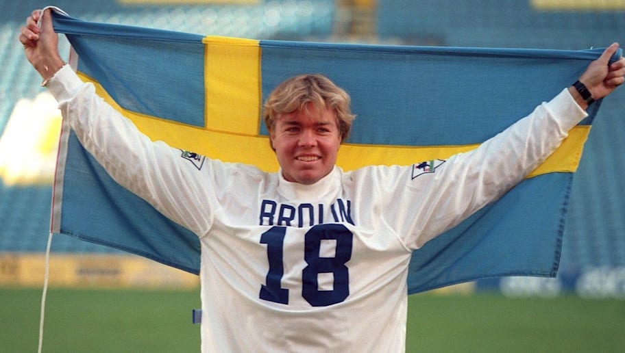 Getty Images/GettyImages 17 NOV 1995: TOMAS BROLIN HOLDS THE SWEDISH FLAG ALOFT AFTER SIGNING FOR LEEDS UNITED FOR A RECORD FOUR AND A HALF MILLION POUNDS Mandatory Credit: Allsport UK/ALLSPORT