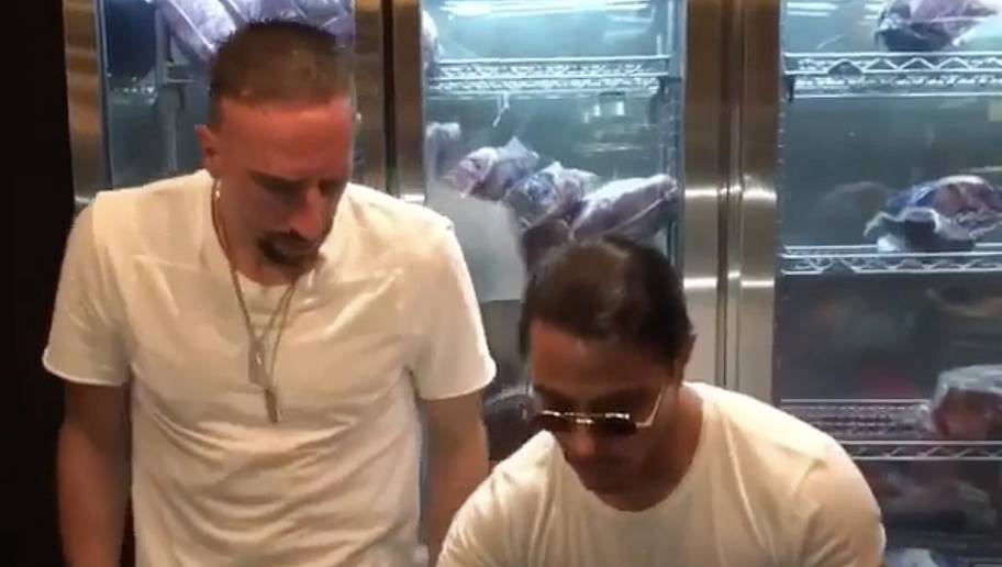VIDEO | Ribery a cena da Salt Bae: bistecca d'oro e siparietto virale tra  il calciatore ed il cuoco! | 90min