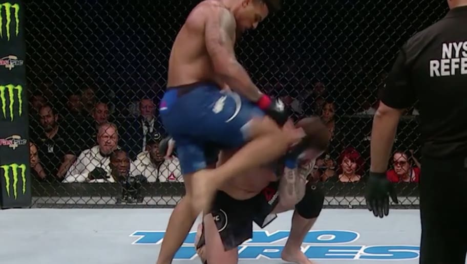 Video Greg Hardy Disqualified In Ufc Debut For Kneeing Opponent In The Head In Shameful Display 12up