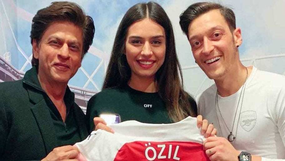 Mesut Ozil Hands Epic Reply To Ranveer Singh S Comment On His Photo With Srk Ht Media
