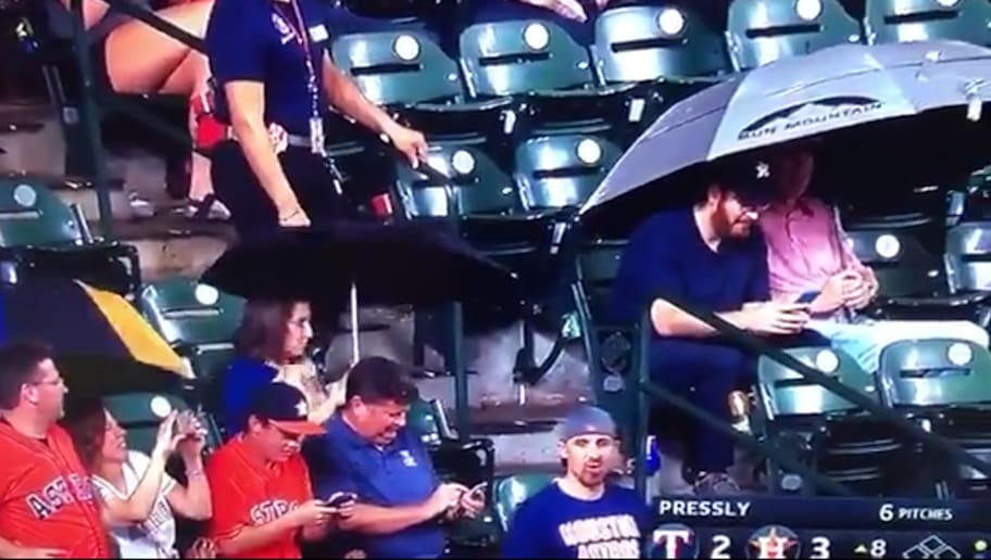 Video Storms In Houston Are So Bad It S Actually Raining Inside Minute Maid Park 12up