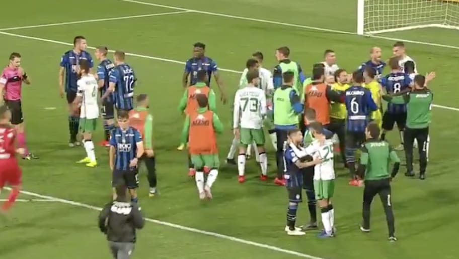 Video Incredibile Al Mapei Stadium Rissa Tra I Giocatori Di Atalanta E Sassuolo Espulso Berardi 90min