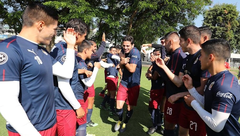 Así debería pararse el XI titular de Chivas en el Apertura
