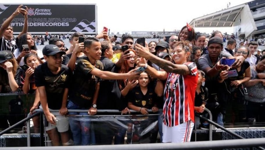 Após derrota por 3 a 0 e perca do título, Cristiane surpreende e aproveita momento com torcida rival