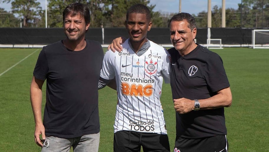 Vai sair? Empresário fala sobre atacante 