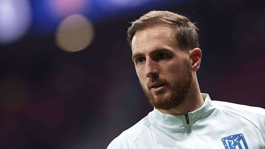 MADRID, SPAIN - NOVEMBER 28:  Jan Oblak of Atletico de Madrid warms up prior to the Group A match of the UEFA Champions League between Club Atletico de Madrid and AS Monaco at Estadio Wanda Metropolitano on November 28, 2018 in Madrid, Spain.  (Photo by Quality Sport Images/Getty Images)