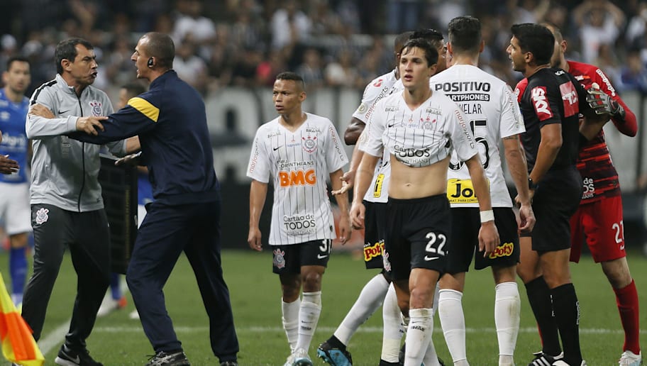 Sofrendo muita pressão, Carille rebate críticos e projeta o desfecho do Timão na temporada