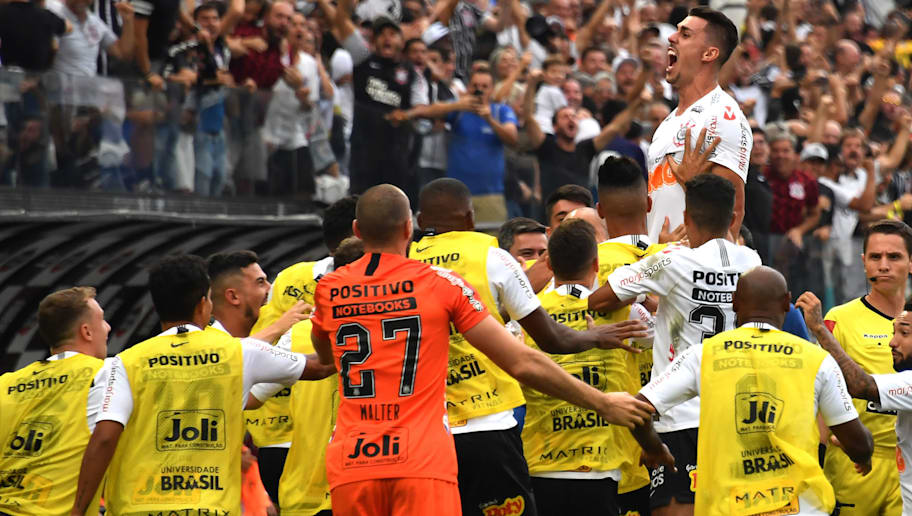 [COMENTE] Com oito jogadores perto do fim do contrato, com quem o Timão deve Renovar?