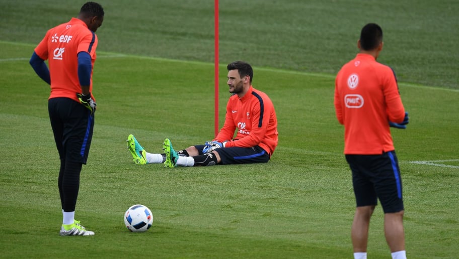 (L-R) France's goalkeepers Steve Mandanda, Hugo Lloris and Alphonse Areola look on during a training session in Clairefontaine en Yvelines on May 26, 2016, as part of the team's preparation for the upcoming Euro 2016 European football championships.  / AFP / FRANCK FIFE        (Photo credit should read FRANCK FIFE/AFP/Getty Images)