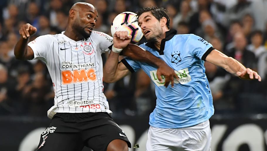 Love ganha nova chance no Timão mesmo com bom momento de Boselli