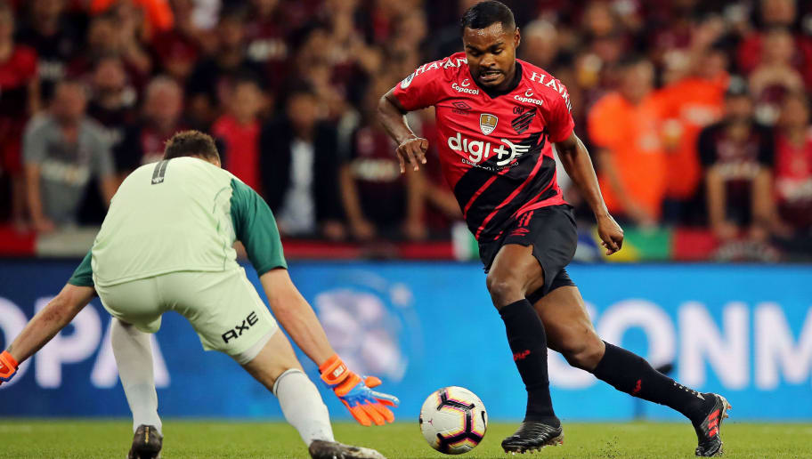 Corinthians apresenta proposta por Nikão, inclui Clayson no negócio e Furacão bate o martelo