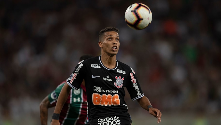 Chegada de Pedrinho a Lisboa repercute em Portugal; atleta falou sobre Benfica e futuro no Timão