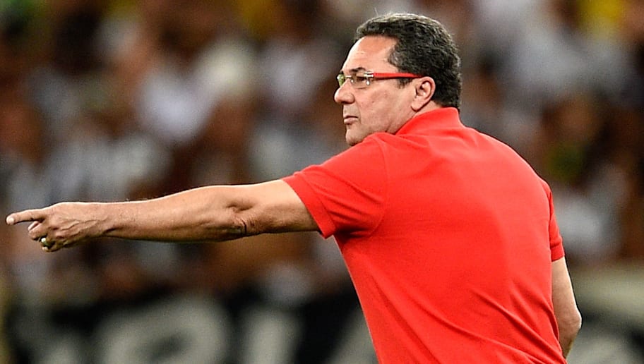 Por Libertadores, Luxa pede contratação de experiente meio-campo ao Palmeiras