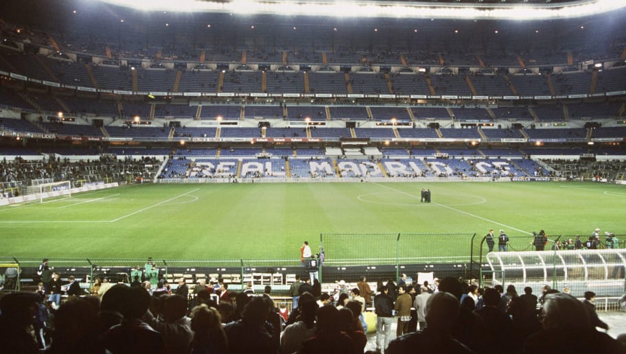 MADRID, SPAIN - NOVEMBER 01:  Spanische Liga 97/98, Madrid; Real Madrid - FC Barcelona; Stadion Santiago Bernabeu  (Photo by Tobias Heyer/Bongarts/Getty Images)