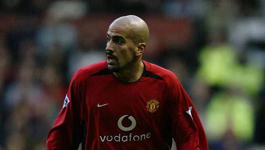 Juan Sebastien Veron of Manchester United looking to pass the ball