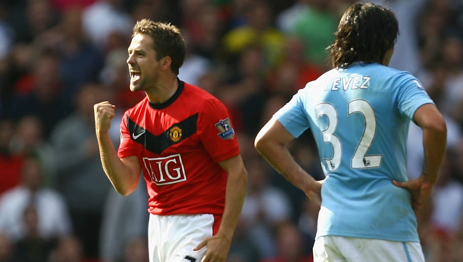 MANCHESTER, ENGLAND - SEPTEMBER 20:  Michael Owen of Manchester United celebrates scoring the winning goal in injury time during the Barclays Premier League match between Manchester United and Manchester City at Old Trafford on September 20, 2009 in Manchester, England.  (Photo by Alex Livesey/Getty Images)