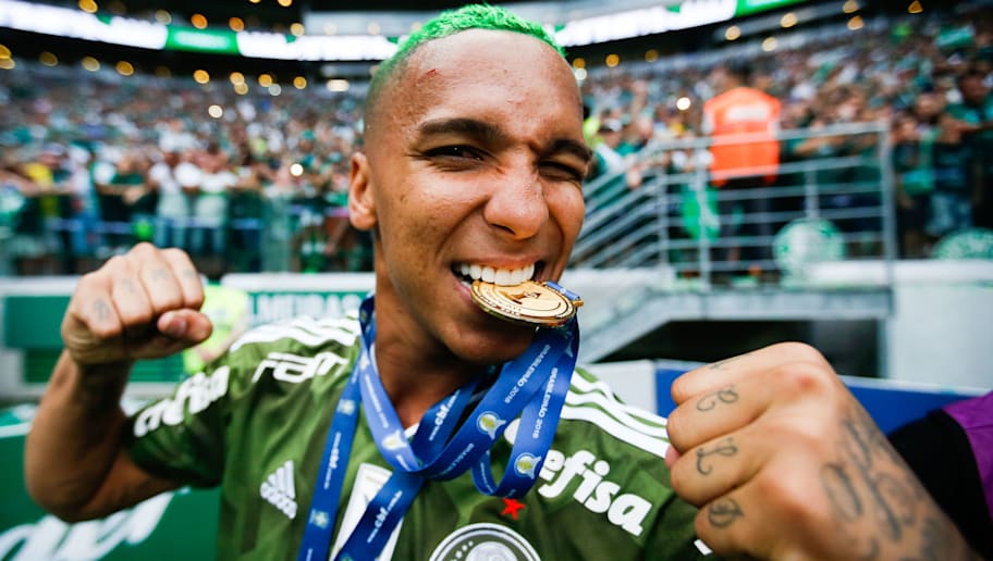 De volta aos treinos do Verdão, Deyverson tatua taça do Brasileirão de 2018 na perna