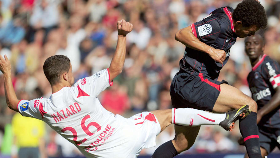 Paris defender Ceara (C) vies with Lille