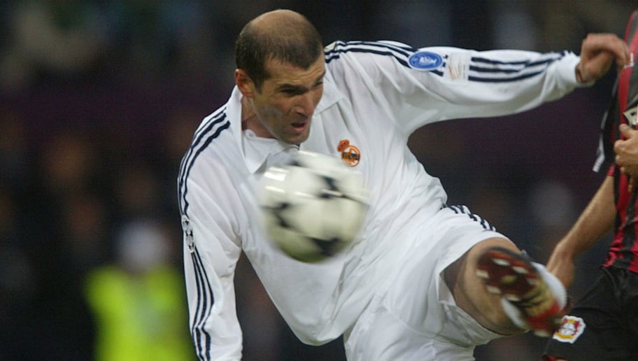 Real Madrid's Zinedine Zidane shoots to