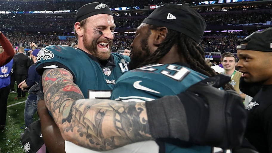 Chris Long Fulfills His Promise Of Getting A Tattoo Of Eagles Lb Coach After Winning The Super Bowl 12up