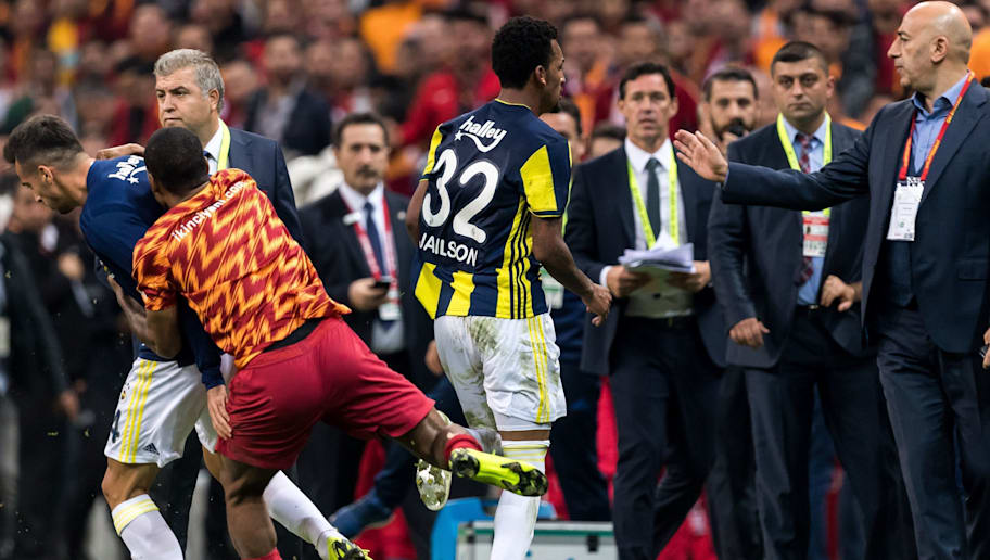 Video Fin De Match Qui Degenere Entre Galatasaray Et Fenerbahce 90min