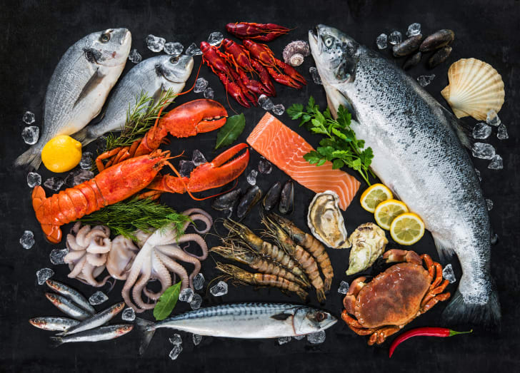 A mixture of various seafoods