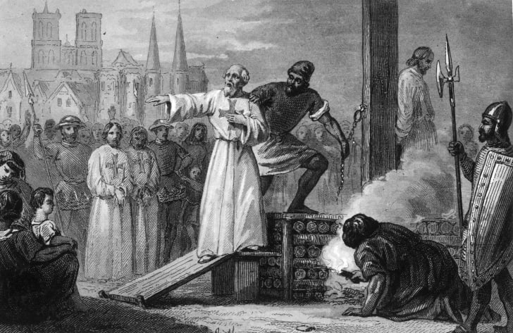 Jacques de Molay, o 23º e último Grão-Mestre dos Cavaleiros Templários, é levado à fogueira para queimar por heresia em 1314.