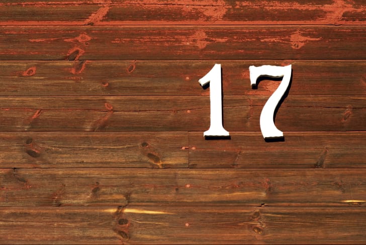 número 17 em um fundo de madeira
