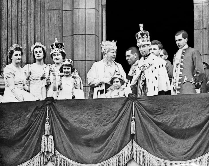 A Rainha Elizabeth (3º-L, futura Rainha Mãe), sua filha Princesa Elizabeth (4º-L, futura Rainha Elizabeth II), Rainha Maria (C), Princesa Margaret (5º-L) e o Rei George VI (R), pose na varanda do Palácio de Buckingham em dezembro de 1945.