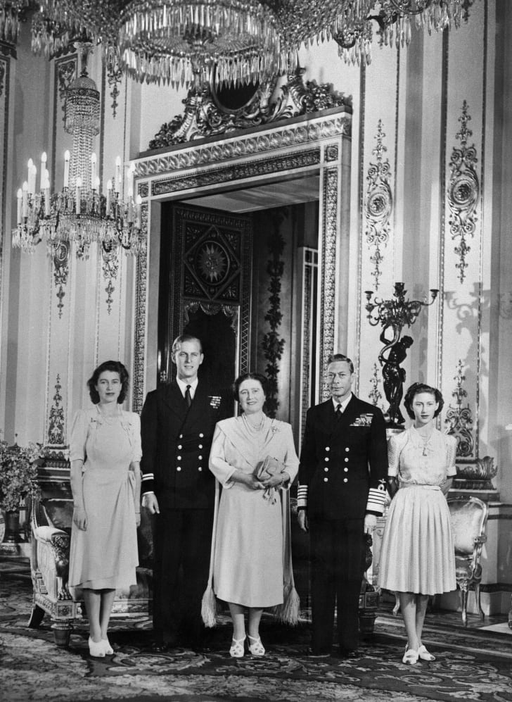Princesa Elizabeth, Philip Mountbatten, Rainha Elizabeth (a futura Rainha Mãe), Rei George VI e Princesa Margaret posam no Palácio de Buckingham em 9 de julho de 1947, o dia em que o noivado da Princesa Elizabeth e Philip Mountbatten foi oficialmente anunciado.