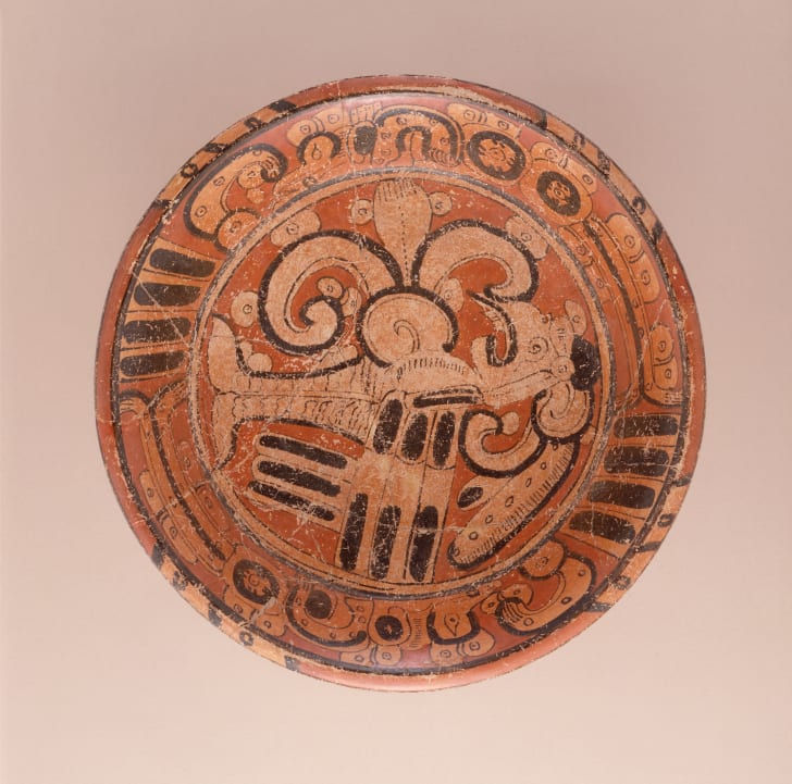 A Maya tripod plate featuring a bird