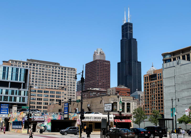A picture the Willis Tower in Chicago from the view of a local neighborhood.