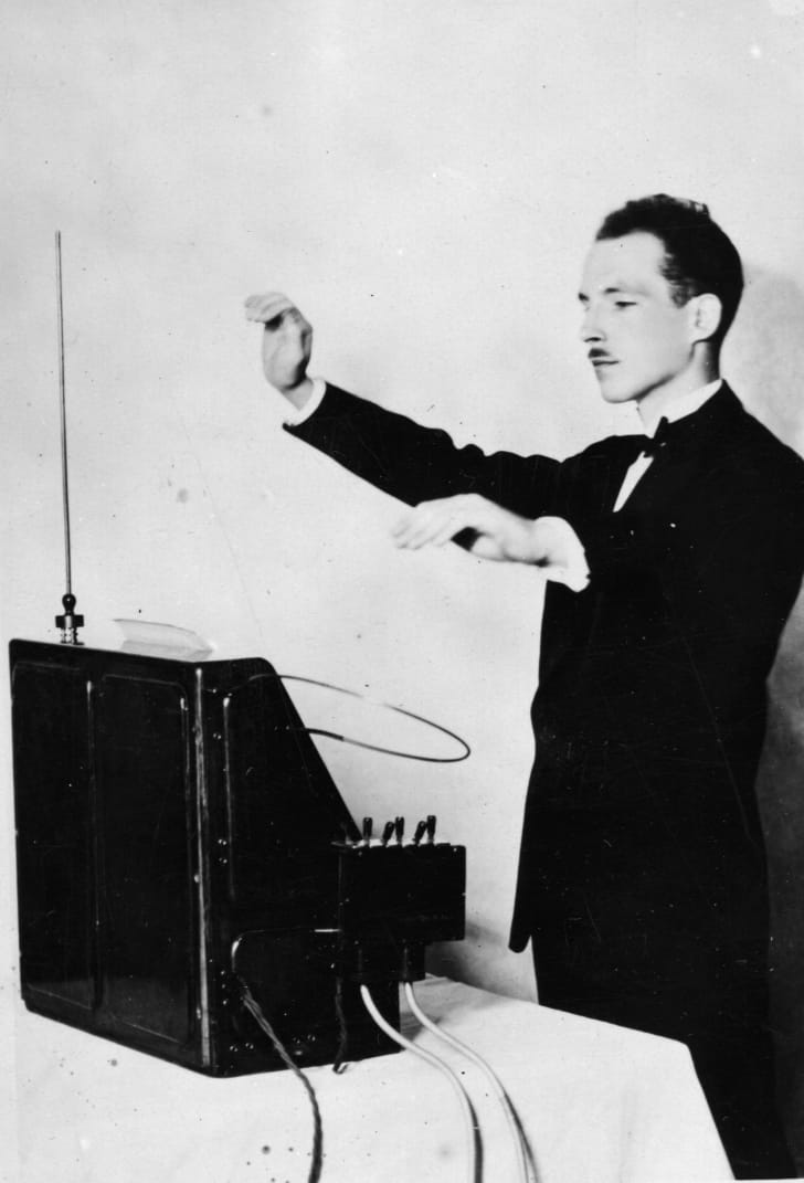 A black-and-white photo of Leon Theremin demonstrating his theremin in 1927
