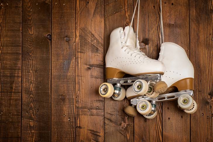 11 tradiciones navideñas inusuales en todo el mundo Patines sobre un fondo de madera