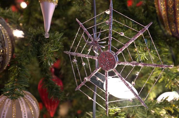 11 tradiciones navideñas inusuales en todo el mundo Una telaraña ucraniana ornamento del árbol de Navidad