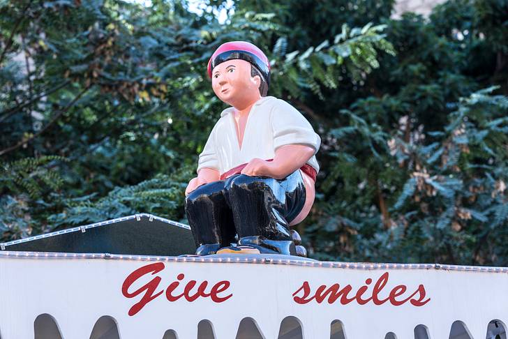 11 tradiciones navideñas inusuales en todo el mundo Una figura caganer en un mercado navideño de Barcelona