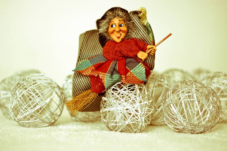 11 tradiciones navideñas inusuales en todo el mundo Befana, la bruja navideña de Italia