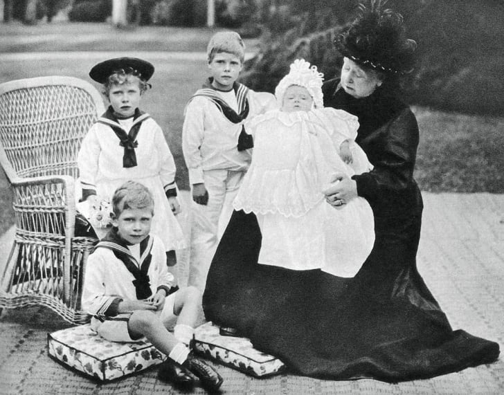 Королева Виктория со своими правнуками в доме Осборна, остров Уайт, 1900