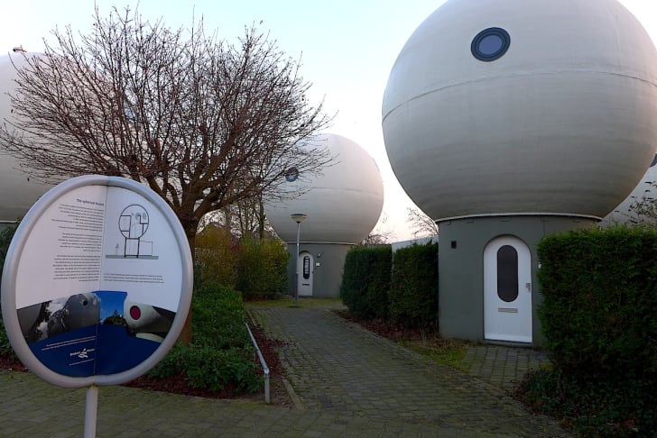 Conheça Bolwoningen: as casas em formato de bola de golfe na Holanda