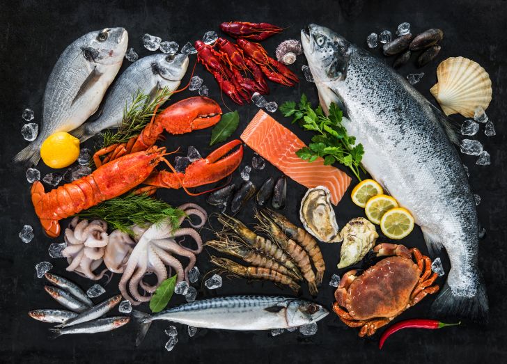 A mixture of various seafoods