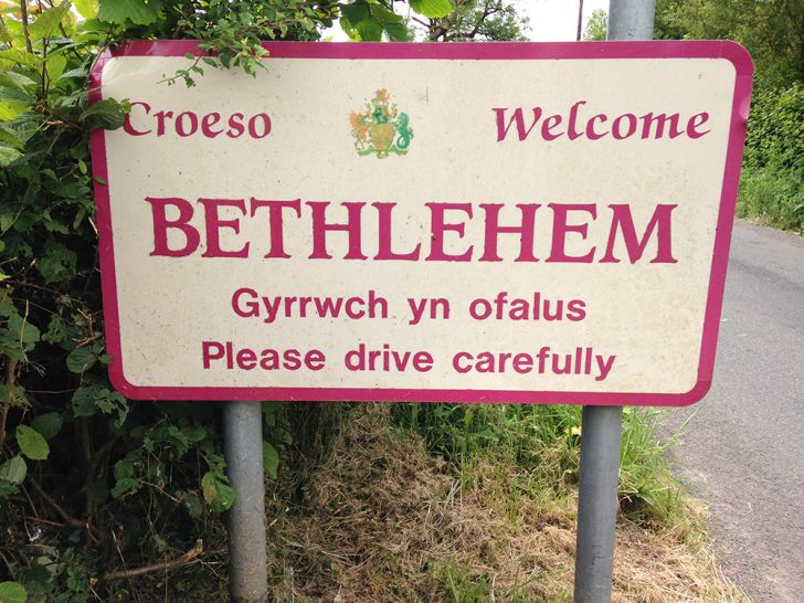 A sign welcomes visitors to Bethlehem, Wales in both English and Welsh.