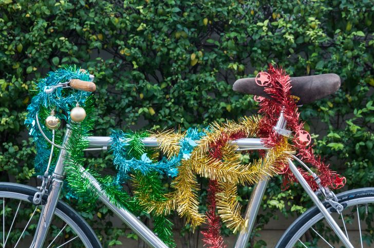 A bike with tinsel on it.