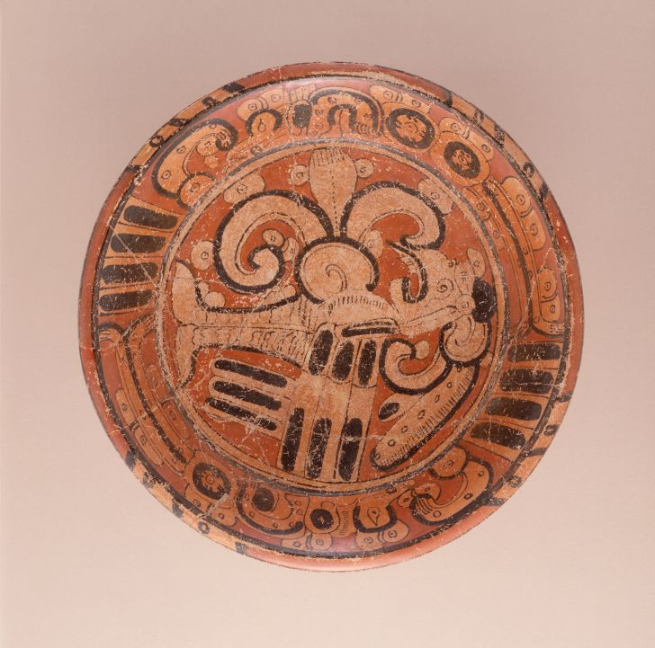 A Maya tripod plate featuring a bird