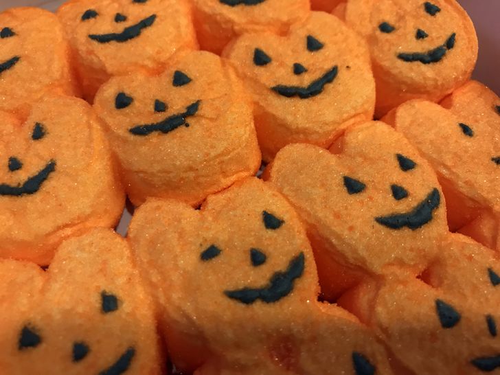 A tray of pumpkin peeps.