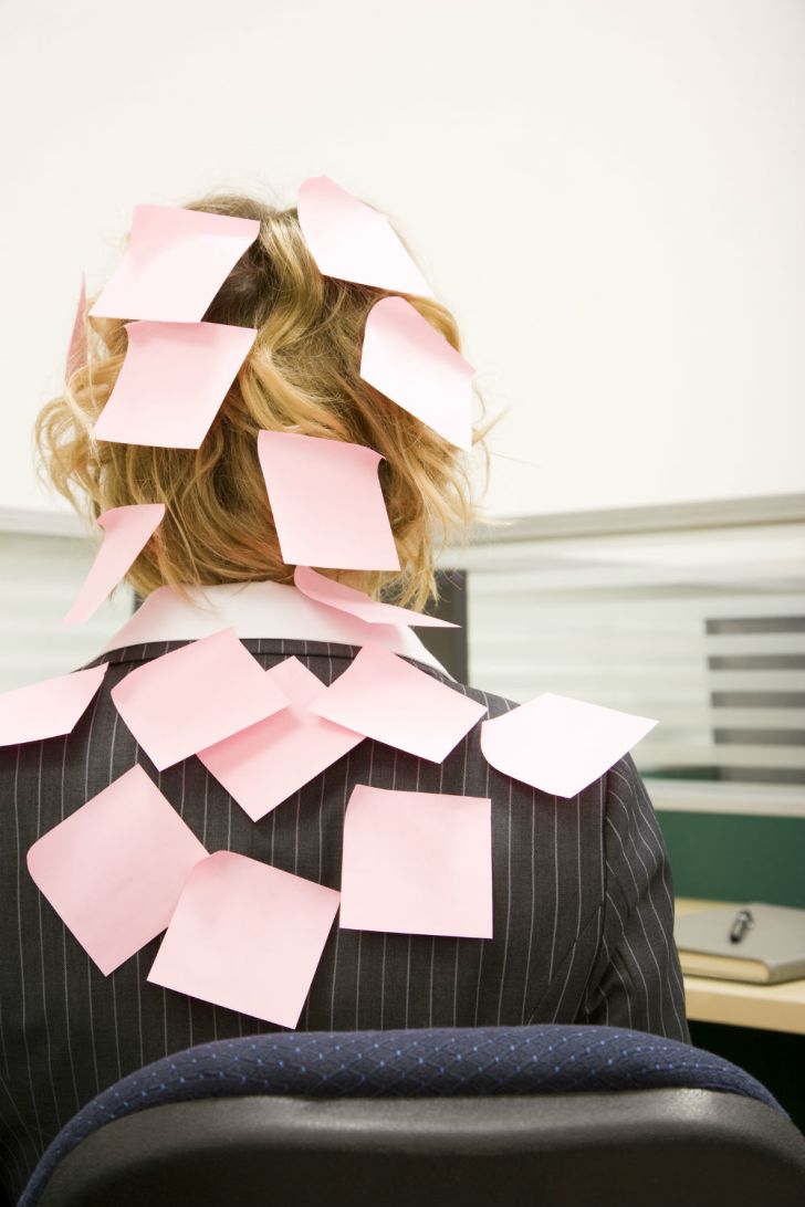 Reminder notes are pasted on a person for a low-effort costume idea