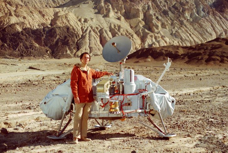 Carl Sagan in a photo with a replica of the Viking lander. Carl Sagan in a photo with a replica of the Viking lander.